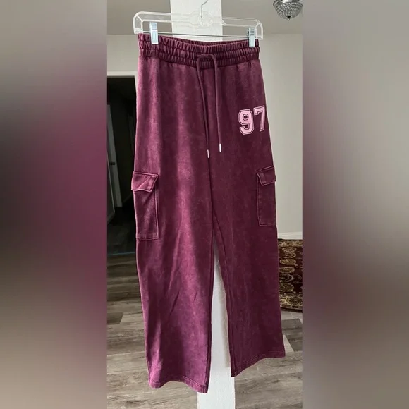 No Boundaries Mineral Wash Cargo Sweatpants For Women In Dark Cherry. - Picture 1 of 6